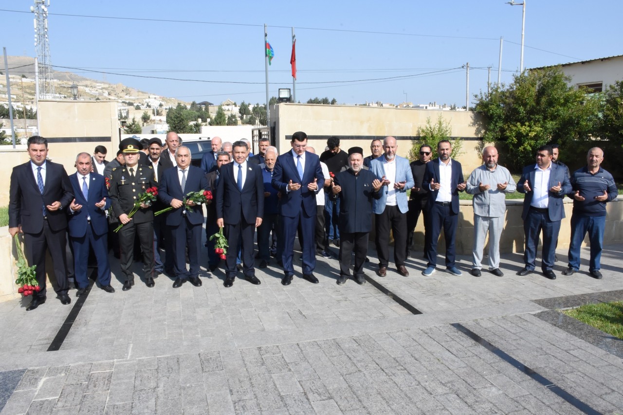 Qaradağın icra başçısı şəhidin anım mərasimində iştirak edib - FOTOLAR